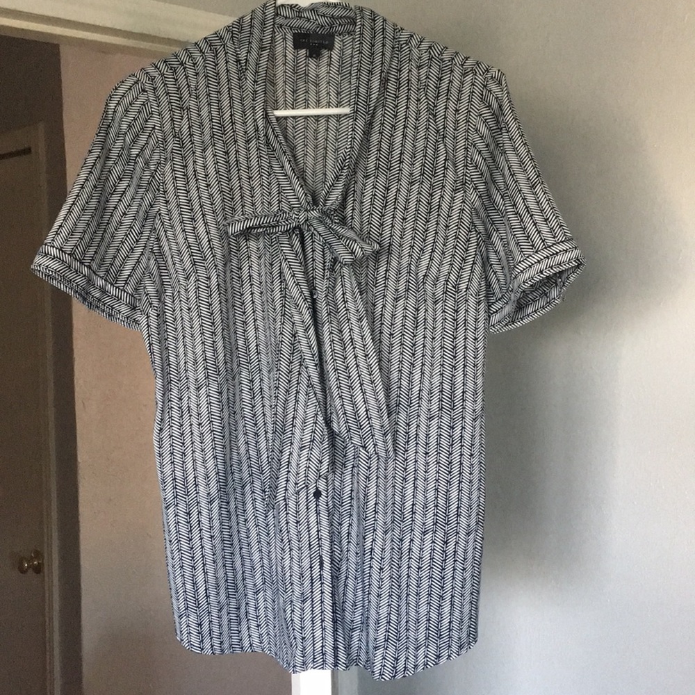 Front tie short sleeve black and white blouse